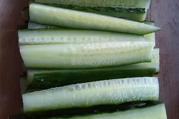 酸辣黄瓜条的做法图解2