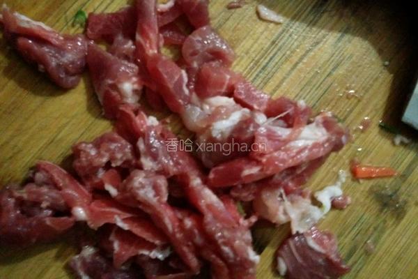 胡萝卜炒肉的做法图解1