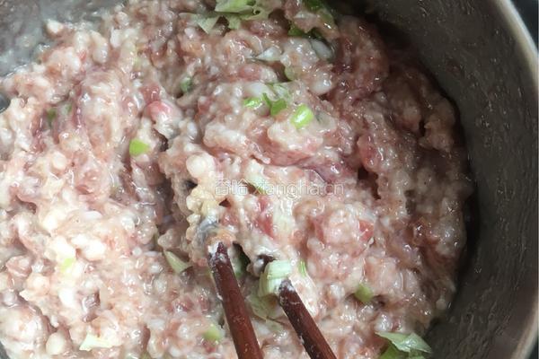 香菇猪肉馅火龙果饺子的做法图解1