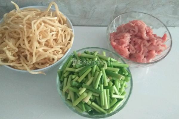 肉丝蒜苔炒饼的做法图解1