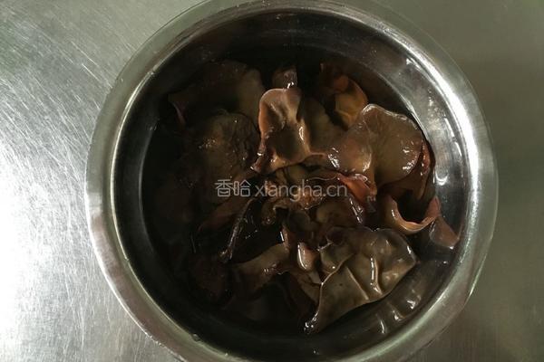 凉拌木耳黄瓜的做法图解1