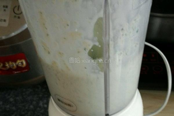 黄瓜香蕉奶昔的做法图解3