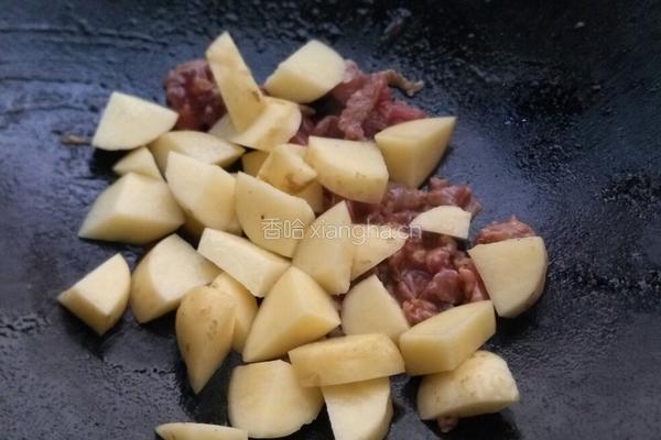 土豆块炖肉的做法图解7