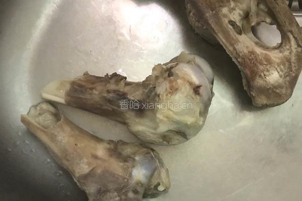 花生莲藕大骨汤的做法图解5