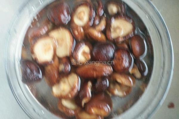 香菇炖牛肉的做法图解3
