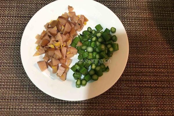 火腿肠芦笋炒饭的做法图解2