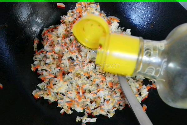 胡萝卜香菇肉末炒饭的做法图解8