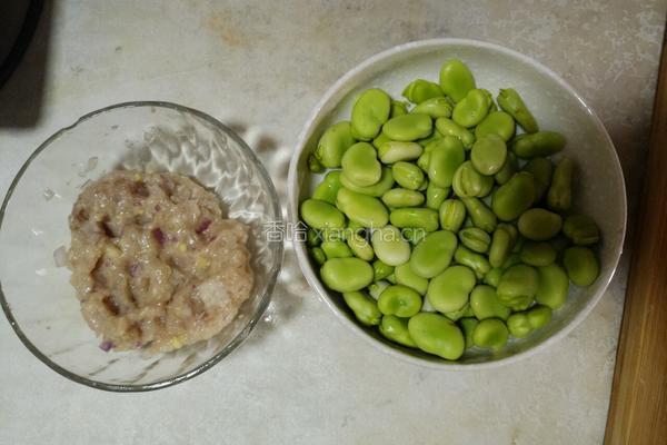 香辣肉沫蚕豆的做法图解1