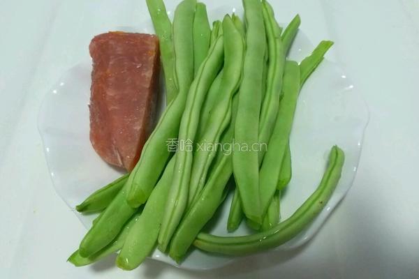 豆角炒肉丁的做法图解1