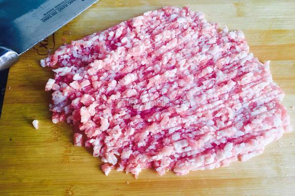 酸菜剁椒炒肉末的做法图解1