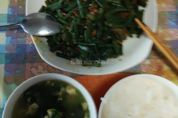 长豆角炒肉末菠菜鸡蛋汤