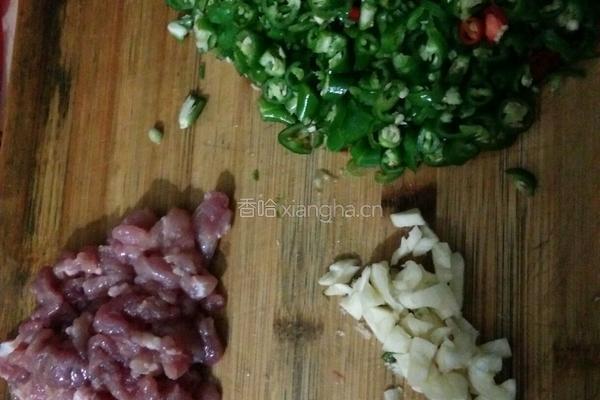 豆角炒肉的做法图解1