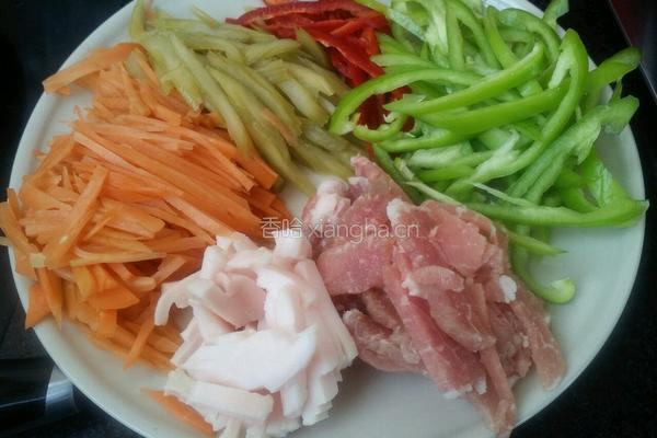 酸萝卜尖椒炒肉的做法图解1