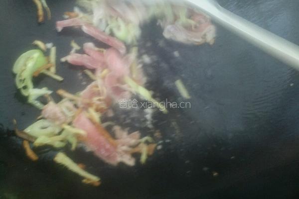 酸萝卜尖椒炒肉的做法图解2