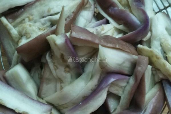 蒜末茄子的做法图解1