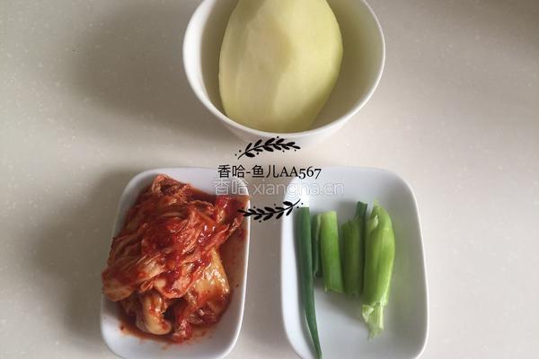 辣白菜炒土豆片的做法图解1
