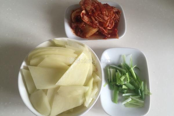 辣白菜炒土豆片的做法图解2