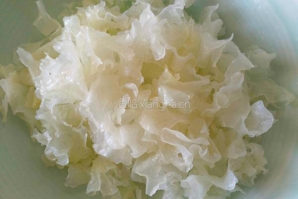 雪梨银耳羹的做法图解4