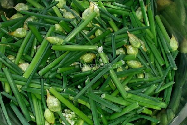 韭菜苔炒肉丝的做法图解1