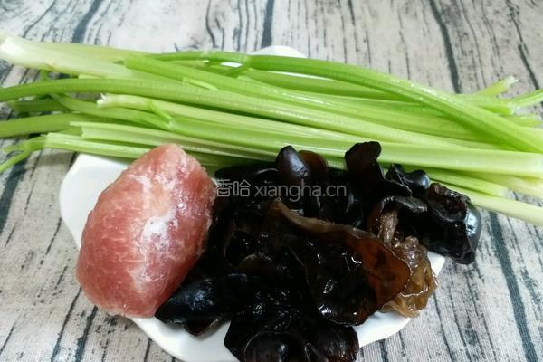 芹菜木耳炒肉丝的做法图解1