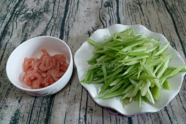 芹菜木耳炒肉丝的做法图解2