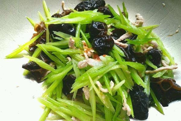 芹菜木耳炒肉丝的做法图解7