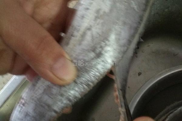 收拾带鱼小妙招的做法图解2