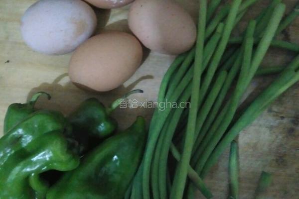 青椒蒜薹炒鸡蛋的做法图解1