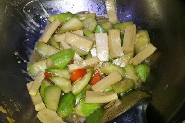 丝瓜烩千页豆腐的做法图解4