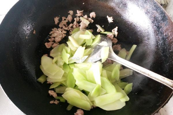 莴笋片炒肉的做法图解3