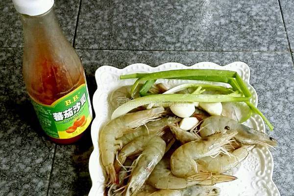番茄酱焖对虾的做法图解1