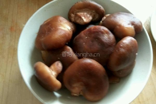 青椒炒香菇的做法图解1