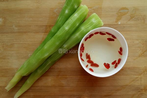 凉拌莴笋的做法图解1