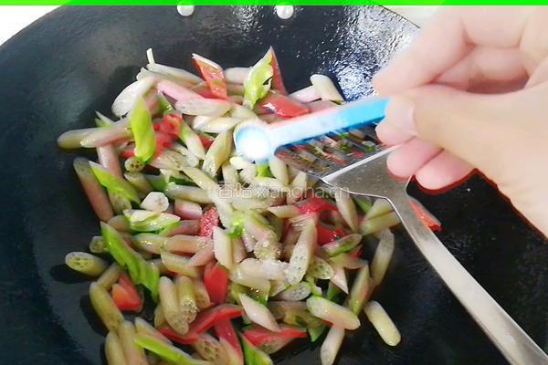 炒糖醋芡实茎的做法图解8