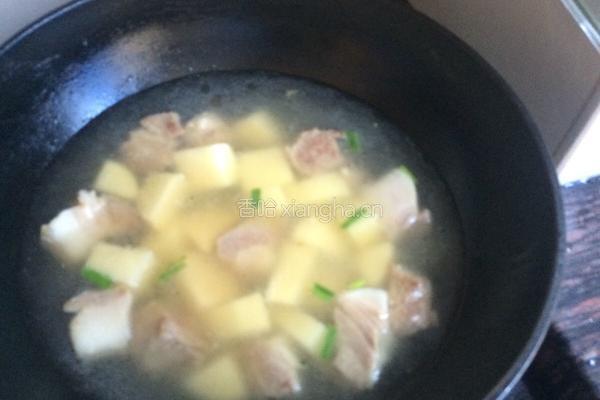 简易红烧肉炖土豆的做法图解4