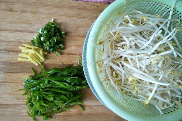 炒青椒绿豆芽的做法图解2