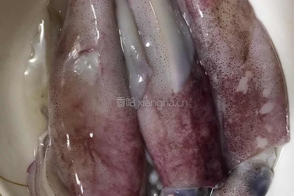 鱿鱼炒芹菜的做法图解1