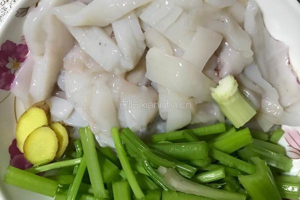 鱿鱼炒芹菜的做法图解4