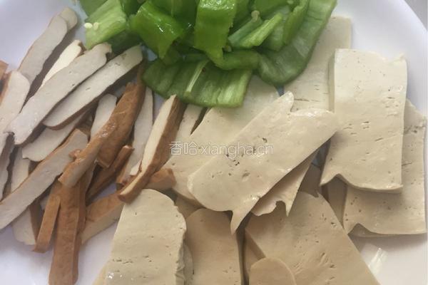 素鸡炒香干丝青椒块的做法图解1