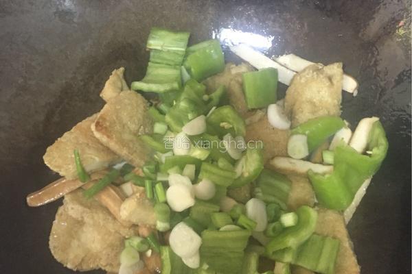 素鸡炒香干丝青椒块的做法图解6