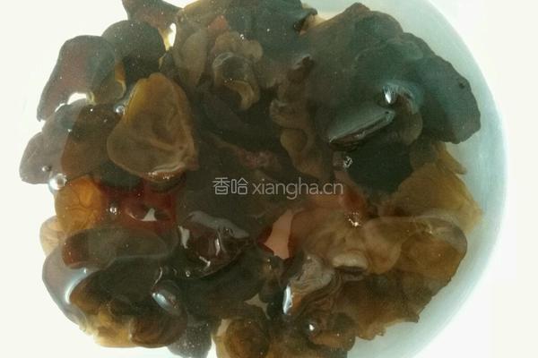 凉拌黄瓜木耳的做法图解2
