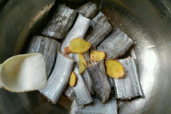 炸刀鱼的做法图解3