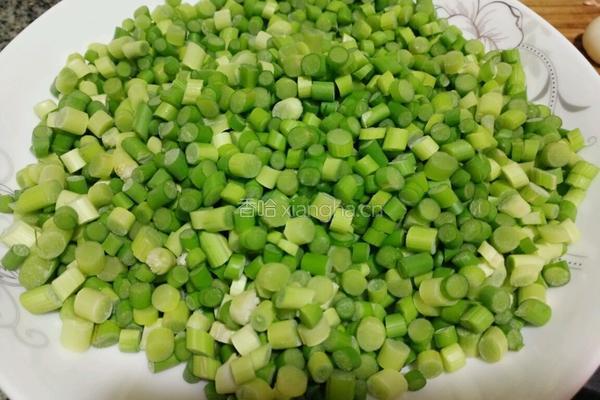 肉末炒蒜薹的做法图解1