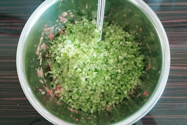 芹菜肉馅的做法图解4