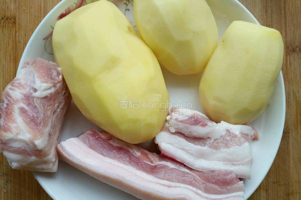 土豆烧肉的做法图解1
