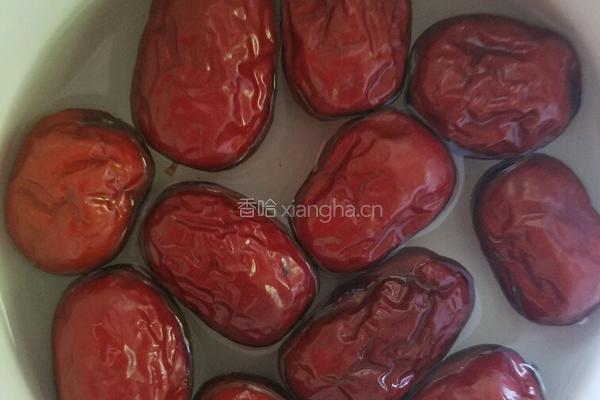 莲子银耳红枣猪尾汤的做法图解3