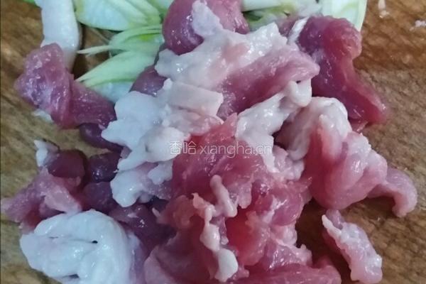 猪肉炒蒜薹的做法图解2