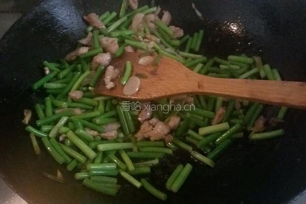 猪肉炒蒜薹的做法图解5