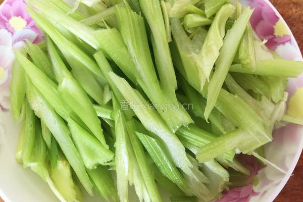 家常芹菜炒香干的做法图解2