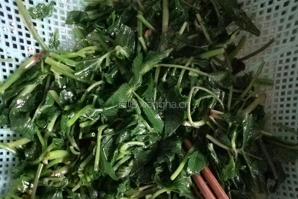 凉拌鹅脚板（野菜）的做法图解2